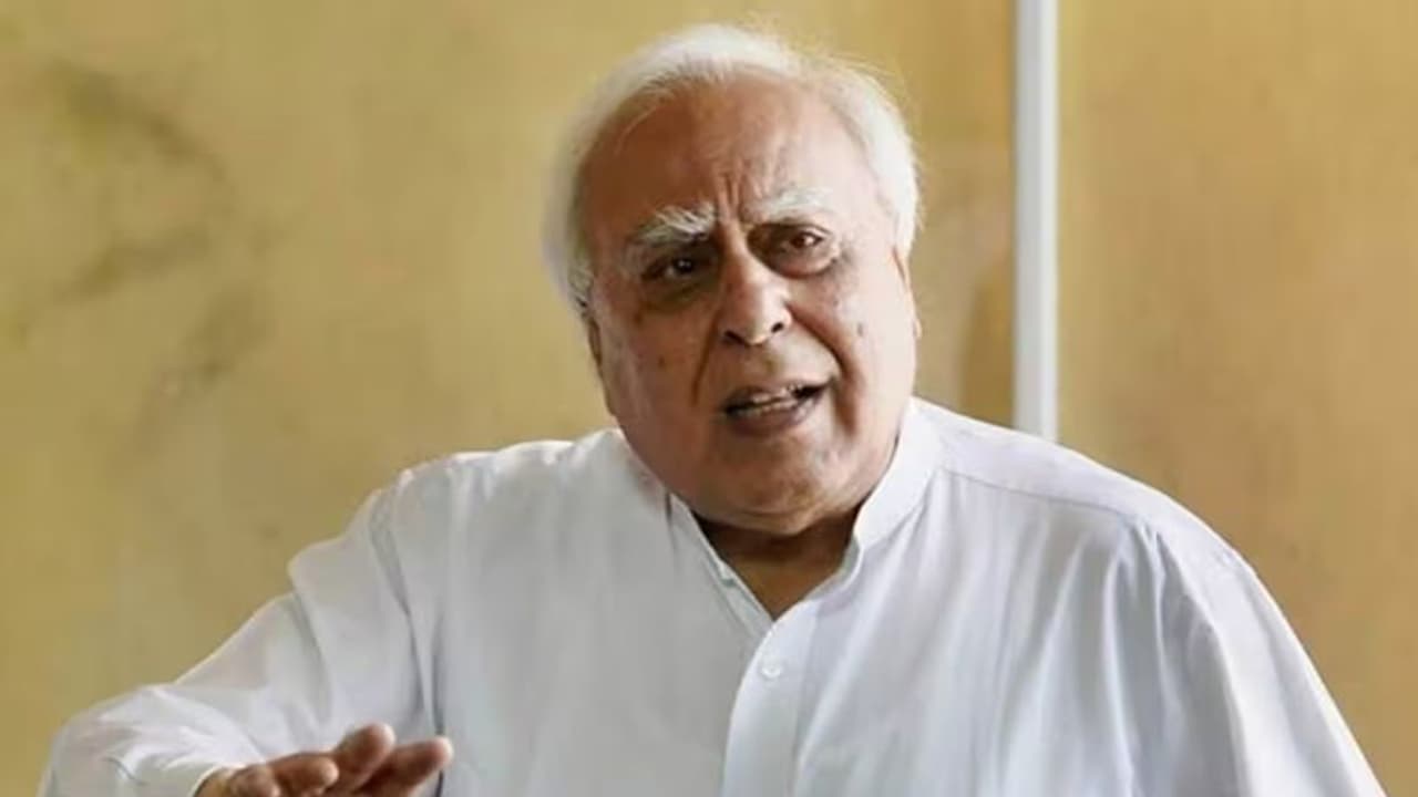 കോടതിയിൽ കപിൽ സിബലിന് വയ്യായ്ക, സഹായവുമായി ചീഫ് ജസ്റ്റിസും സോളിസിറ്റർ ജനറലും സുപ്രീം കോടതിയിൽ നാടകീയ രം​ഗങ്ങൾ