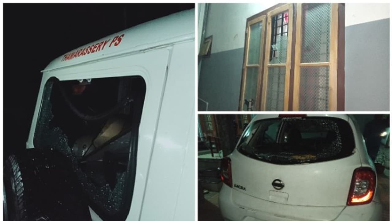 ലഹരി മാഫിയ പ്രവാസിയുടെ വീട് ആക്രമിച്ചു; യുവാവിന് വെട്ടേറ്റു, പോലീസ് ജീപ്പിന്റെ ഗ്ലാസ് തകർത്തു 