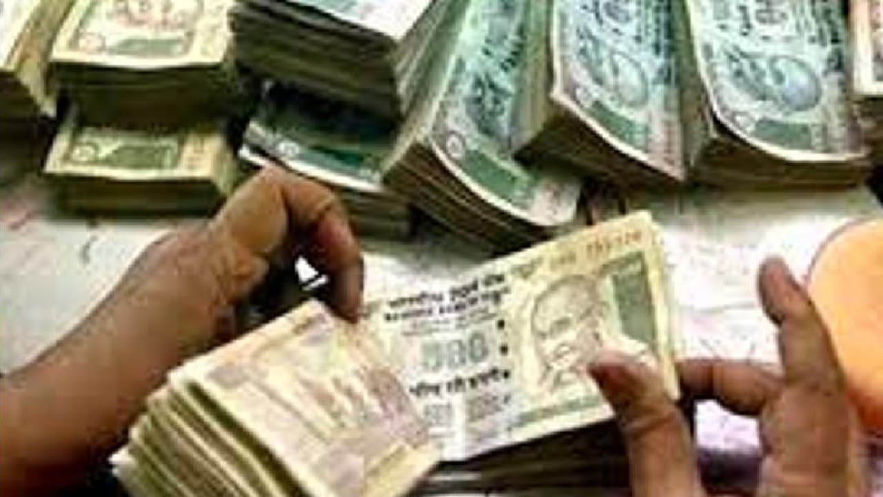 ₹6 ಕೋಟಿ ಚೀಟಿ ಹಣದೊಂದಿಗೆ ಪರಾರಿ ಆದ ಖತರ್ನಾಕ್ ದಂಪತಿಗಾಗಿ ಶೋಧ ₹6 ಕೋಟಿ ಚೀಟಿ ಹಣದೊಂದಿಗೆ ಪರಾರಿ ಆದ ಖತರ್ನಾಕ್ ದಂಪತಿಗಾಗಿ ಶೋಧ