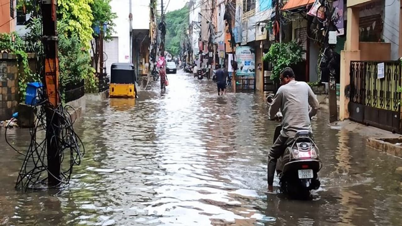 తెంపులేని కుండపోత వర్షం: హైదరాబాద్ లో నేడు స్కూల్స్ కు సెలవు.. తెంపులేని కుండపోత వర్షం: హైదరాబాద్ లో నేడు స్కూల్స్ కు సెలవు..