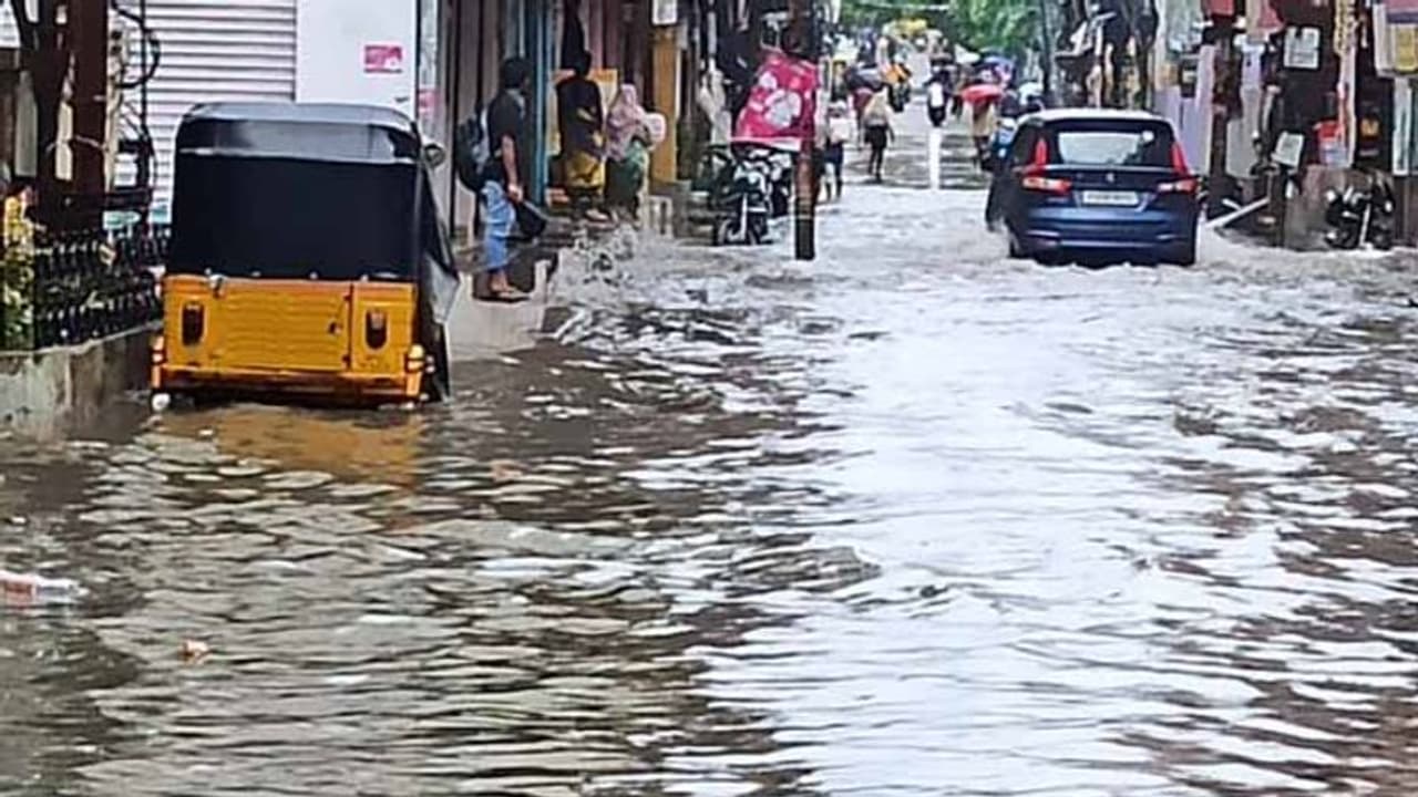 ఐటీ వాళ్లు వర్క్ ఫ్రమ్ హోమ్... ఆ ఉద్యోగులు ఇలా చేయండి..: భారీ వర్షాలతో పోలీసుల సూచన ఐటీ వాళ్లు వర్క్ ఫ్రమ్ హోమ్... ఆ ఉద్యోగులు ఇలా చేయండి..: భారీ వర్షాలతో పోలీసుల సూచన