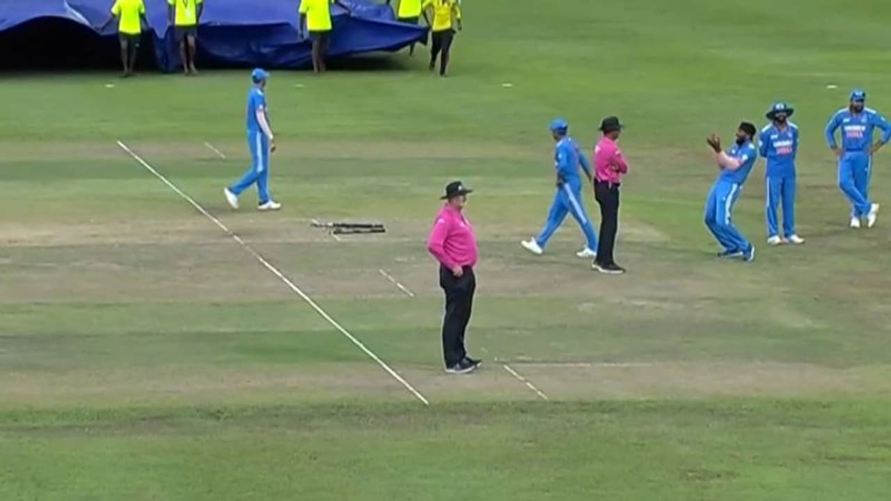 IND vs NEP: தார்பாய் கொண்டு வந்து திரும்ப கொண்டு சென்ற ஊழியர்கள்; நடுவரது செயலால் குஷியான ஹர்திக் பாண்டியா! IND vs NEP: தார்பாய் கொண்டு வந்து திரும்ப கொண்டு சென்ற ஊழியர்கள்; நடுவரது செயலால் குஷியான ஹர்திக் பாண்டியா!