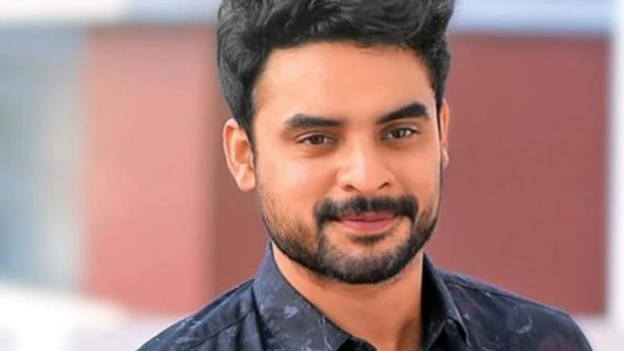 ടൊവിനൊയ്‍ക്ക് രണ്ട് ആഴ്‍ചത്തെ വിശ്രമം, പരുക്കേറ്റത് അക്വേറിയം പൊട്ടിവീണ്