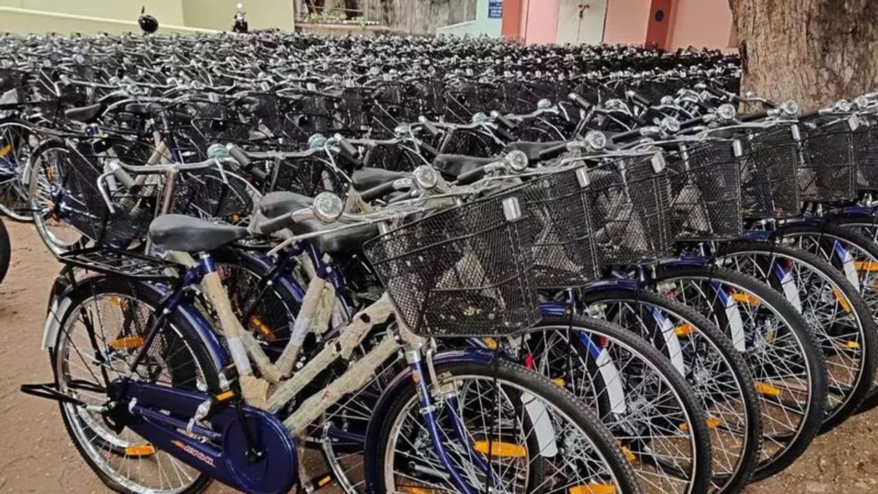 இலவச சைக்கிள் வழங்கும் விழாவில் மாணவி பலி; வெயிலில் நிற்க வைக்கப்பட்டதால் சோகம்? இலவச சைக்கிள் வழங்கும் விழாவில் மாணவி பலி; வெயிலில் நிற்க வைக்கப்பட்டதால் சோகம்?