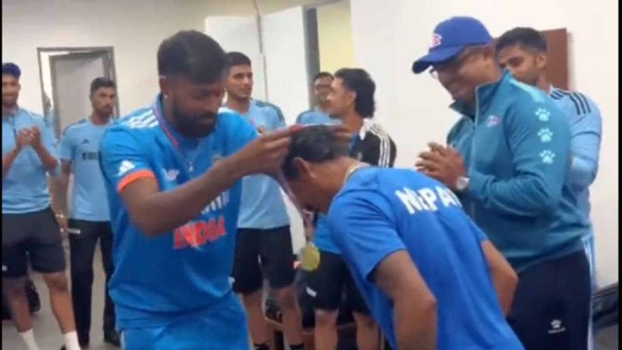 ഏഷ്യാ കപ്പ്: ഇന്ത്യയെ ഞെട്ടിച്ച നേപ്പാൾ താരങ്ങളെ ഡ്രസ്സിംഗ് റൂമിലെത്തി ആദരിച്ച് ഇന്ത്യന്‍ ടീം വീഡിയോ