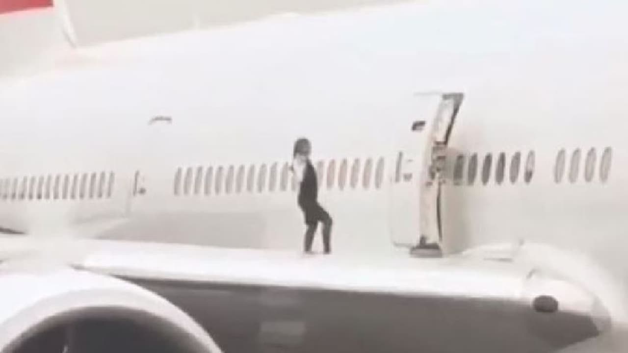 ವಿಮಾನದ ರೆಕ್ಕೆಯ ಮೇಲೆ ಡಾನ್ಸ್: ಗಗನಸಖಿ ವೀಡಿಯೋ ವೈರಲ್: ತನಿಖೆಗೆ ಆದೇಶ ವಿಮಾನದ ರೆಕ್ಕೆಯ ಮೇಲೆ ಡಾನ್ಸ್: ಗಗನಸಖಿ ವೀಡಿಯೋ ವೈರಲ್: ತನಿಖೆಗೆ ಆದೇಶ