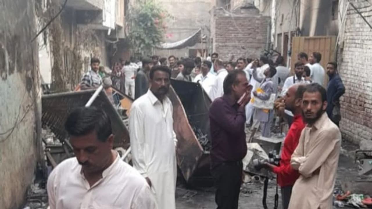 చర్చిల ధ్వంసం, 400 ఇళ్లకు నిప్పు.. పట్టించుకోని ప్రభుత్వం : పాక్లో క్రైస్తవుల కన్నీటి వ్యథ (వీడియో) చర్చిల ధ్వంసం, 400 ఇళ్లకు నిప్పు.. పట్టించుకోని ప్రభుత్వం : పాక్లో క్రైస్తవుల కన్నీటి వ్యథ (వీడియో)