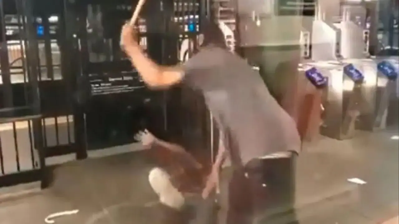 Disturbing video: Man attacks 60 year old woman over 50 times with her own cane in New York (WATCH) Disturbing video: Man attacks 60 year old woman over 50 times with her own cane in New York (WATCH)