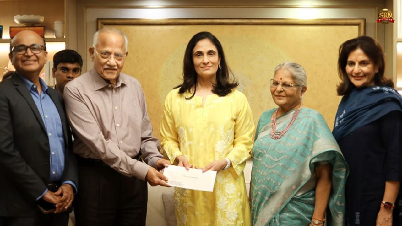 ரஜினி போட்ட ஆர்டர்? 100 குழந்தைகள் ஆபரேஷனுக்கு 1கோடி வழங்கிய கலாநிதிமாறன் மனைவி! குவியும் வாழ்த்து! ரஜினி போட்ட ஆர்டர்? 100 குழந்தைகள் ஆபரேஷனுக்கு 1கோடி வழங்கிய கலாநிதிமாறன் மனைவி! குவியும் வாழ்த்து!