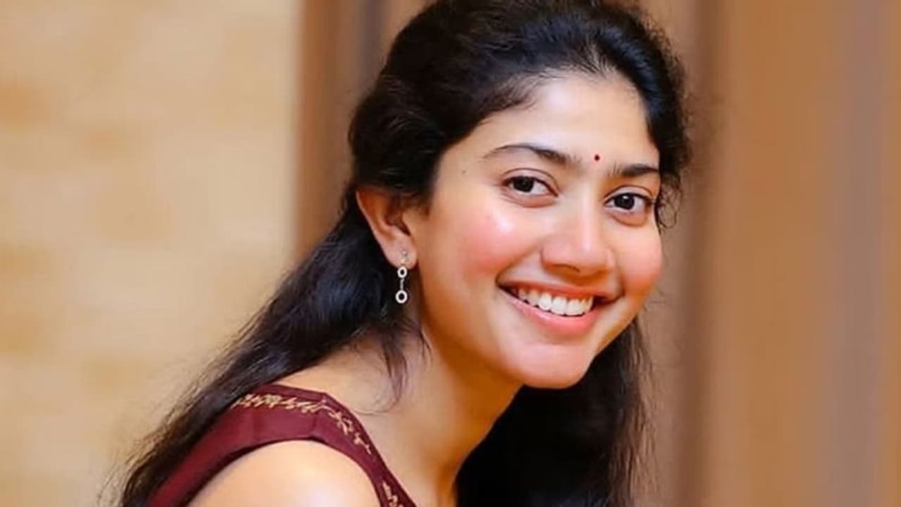 ಬಾಲ್ಯದಲ್ಲಿಯೇ ಲವ್ ಲೆಟರ್ ಬರ್ದು ಸಿಕ್ಕಿಬಿದ್ದು ಪ್ರೀತಿ, ಮದ್ವೆಗೆ ಹೆದರ್ತಿರೋ ಸಾಯಿ ಪಲ್ಲವಿ! ಬಾಲ್ಯದಲ್ಲಿಯೇ ಲವ್ ಲೆಟರ್ ಬರ್ದು ಸಿಕ್ಕಿಬಿದ್ದು ಪ್ರೀತಿ, ಮದ್ವೆಗೆ ಹೆದರ್ತಿರೋ ಸಾಯಿ ಪಲ್ಲವಿ!