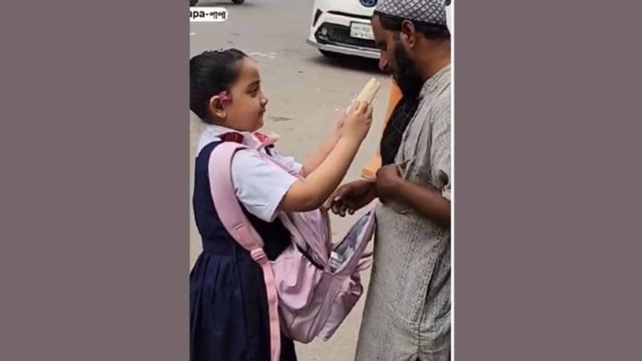 ఆ చిన్నారి ఎంతో మంది హృదయాలను గెలుచుకుంది.. ఓ బిచ్చగాడి కోసం ఏం చేసిందంటే? ఆ చిన్నారి ఎంతో మంది హృదయాలను గెలుచుకుంది.. ఓ బిచ్చగాడి కోసం ఏం చేసిందంటే?