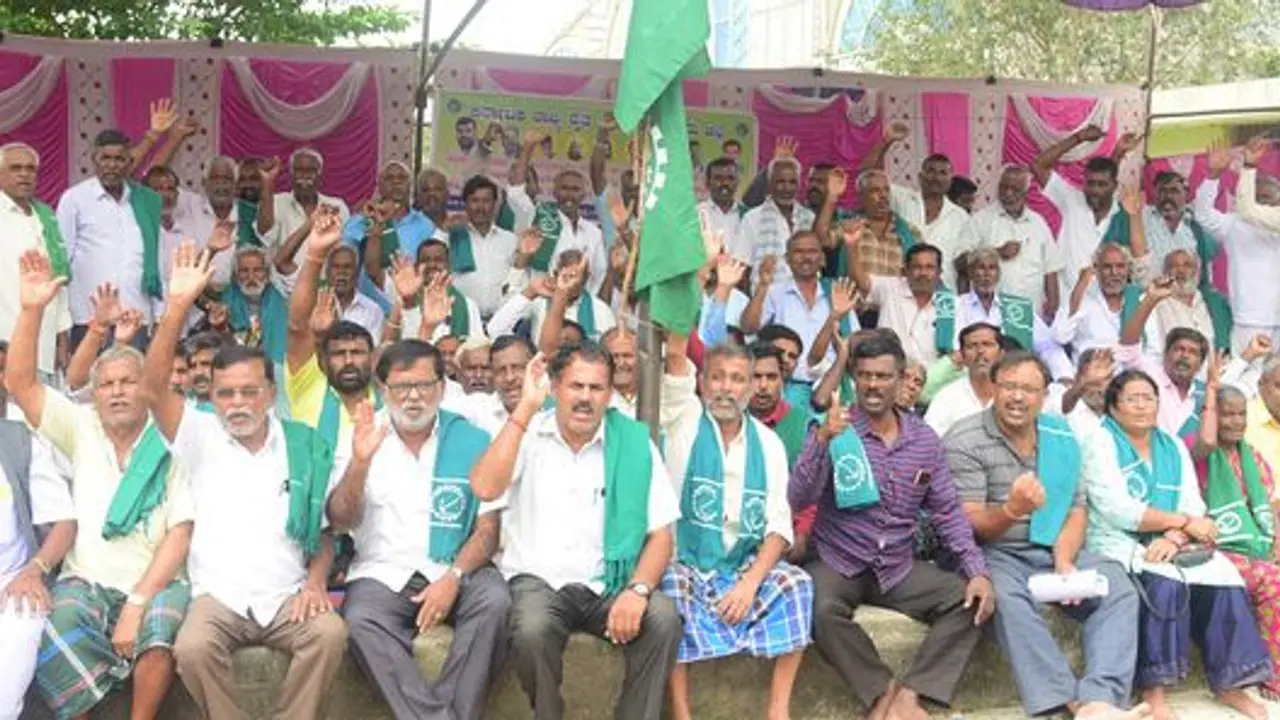 ಕೊಬ್ಬರಿಗೆ 20 ಸಾವಿರ ಬೆಂಬಲ ಬೆಲೆ ನೀಡಲು ಡಿಮ್ಯಾಂಡ್ ಕೊಬ್ಬರಿಗೆ 20 ಸಾವಿರ ಬೆಂಬಲ ಬೆಲೆ ನೀಡಲು ಡಿಮ್ಯಾಂಡ್