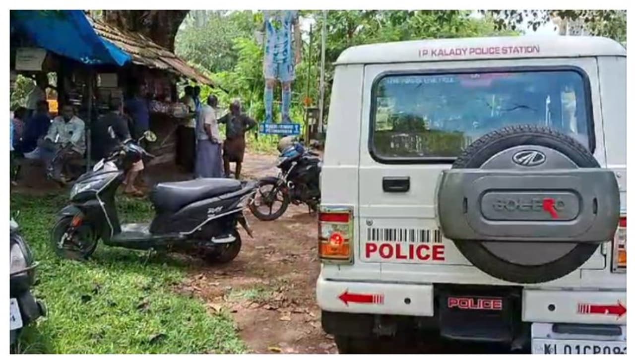 പുതുപ്പള്ളിയിലെ ഭൂരിപക്ഷം ചൊല്ലി തർക്കം; ഒരാൾക്ക് വെട്ടേറ്റു, സിപിഎം ബ്രാഞ്ച് സെക്രട്ടറി കസ്റ്റഡിയിൽ പുതുപ്പള്ളിയിലെ ഭൂരിപക്ഷം ചൊല്ലി തർക്കം; ഒരാൾക്ക് വെട്ടേറ്റു, സിപിഎം ബ്രാഞ്ച് സെക്രട്ടറി കസ്റ്റഡിയിൽ