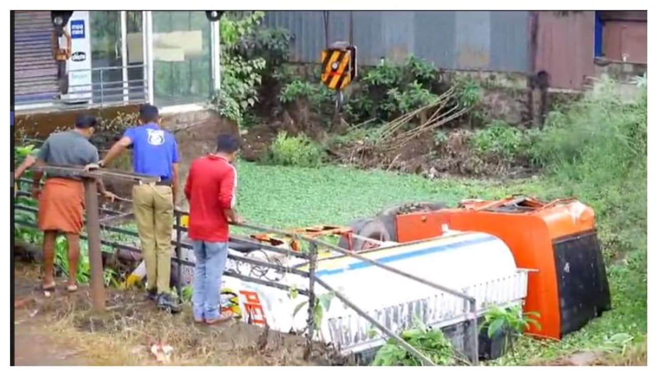 പെരിന്തല്മണ്ണയില് നിയന്ത്രണം വിട്ട ടാങ്കര് ലോറി വെള്ളക്കെട്ടിലേക്ക് മറിഞ്ഞു; രണ്ട് പേര്ക്ക് പരിക്ക് പെരിന്തല്മണ്ണയില് നിയന്ത്രണം വിട്ട ടാങ്കര് ലോറി വെള്ളക്കെട്ടിലേക്ക് മറിഞ്ഞു; രണ്ട് പേര്ക്ക് പരിക്ക്