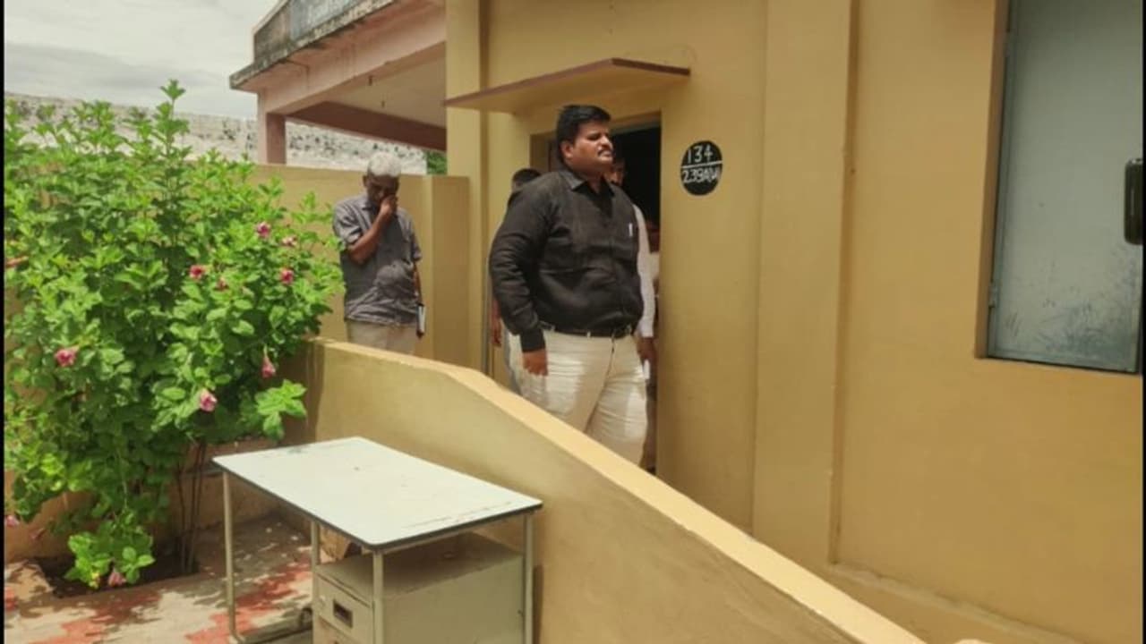 பட்டியலின பெண் சமைப்பதை சாப்பிடுவதா? சத்துணவு திட்ட பணியாளருக்கு எதிராக போர்க்கொடி; ஆட்சியர் அதிரடி