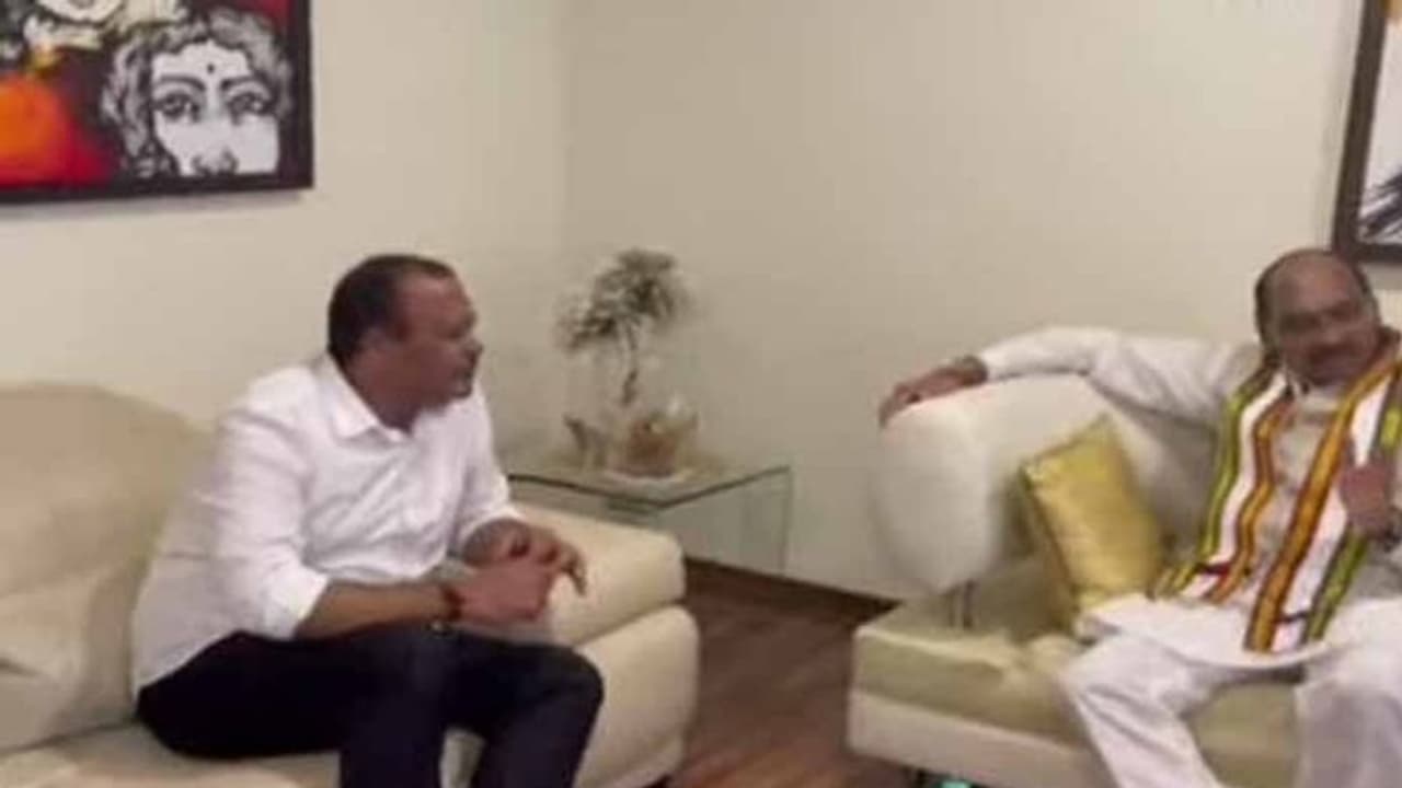 అసంతృప్తితో కోమటిరెడ్డి వెంకట్ రెడ్డి: బుజ్జగిస్తున్న పార్టీ నేతలు అసంతృప్తితో కోమటిరెడ్డి వెంకట్ రెడ్డి: బుజ్జగిస్తున్న పార్టీ నేతలు