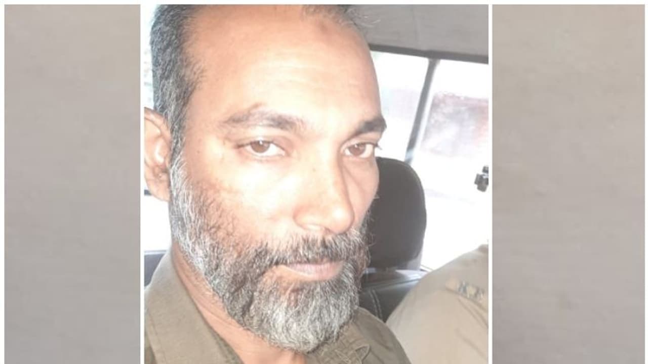 സ്കൂളിലേക്ക് പോകുന്നതിനിടെ 15 കാരിക്കുനേരെ ബസിൽ ലൈംഗികാതിക്രമം; 48 വയസുകാരന് അറസ്റ്റില് സ്കൂളിലേക്ക് പോകുന്നതിനിടെ 15 കാരിക്കുനേരെ ബസിൽ ലൈംഗികാതിക്രമം; 48 വയസുകാരന് അറസ്റ്റില്