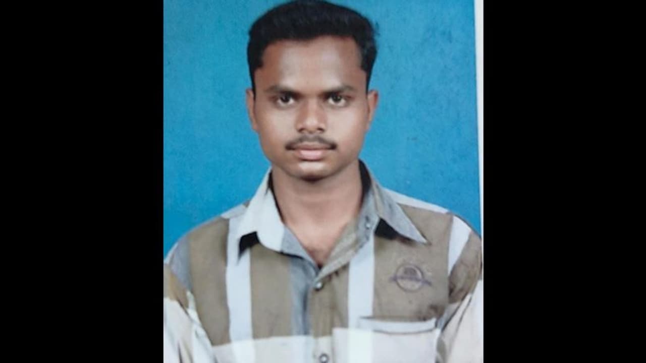 நண்பர் வீட்டு கிரக பிரவேத்தில் வீட்டை சுற்றிப் பார்த்த கூலி தொழிலாளி மின்சாரம் தாக்கி பலி நண்பர் வீட்டு கிரக பிரவேத்தில் வீட்டை சுற்றிப் பார்த்த கூலி தொழிலாளி மின்சாரம் தாக்கி பலி