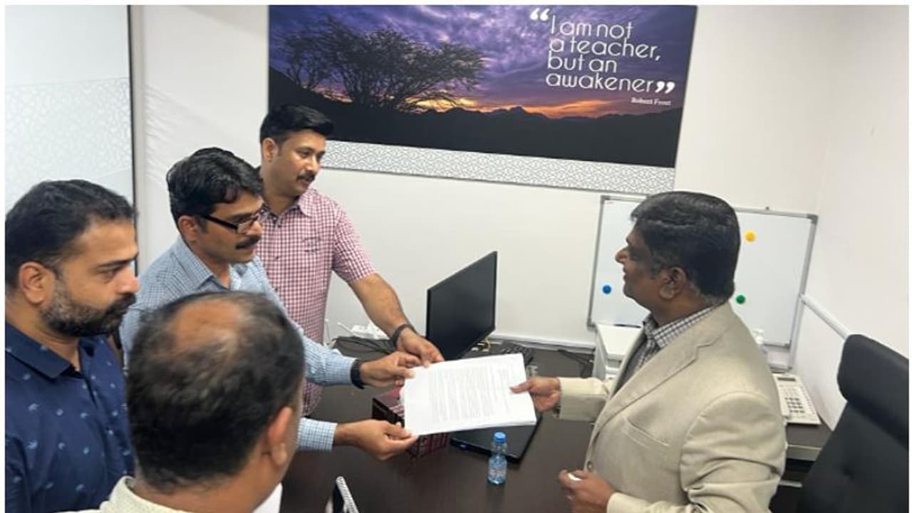 മസ്കറ്റ് ഇന്ത്യൻ സ്കൂൾ പുതിയ പ്രിൻസിപ്പാളിനെ നിയമിച്ചില്ല, വേണ്ടത്ര അധ്യാപകരില്ല; രക്ഷിതാക്കള് പരാതി നല്കി മസ്കറ്റ് ഇന്ത്യൻ സ്കൂൾ പുതിയ പ്രിൻസിപ്പാളിനെ നിയമിച്ചില്ല, വേണ്ടത്ര അധ്യാപകരില്ല; രക്ഷിതാക്കള് പരാതി നല്കി