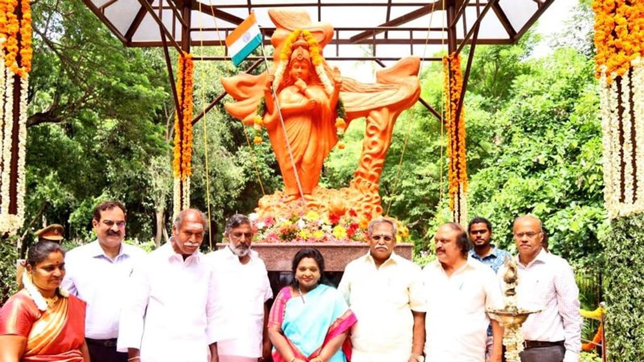 திமுக எம்.எல்.ஏ வை அருகில் அமர வைத்து கொண்டு ஸ்டாலின் மற்றும் ராசாவை வெளுத்து வாங்கி தமிழிசை திமுக எம்.எல்.ஏ வை அருகில் அமர வைத்து கொண்டு ஸ்டாலின் மற்றும் ராசாவை வெளுத்து வாங்கி தமிழிசை