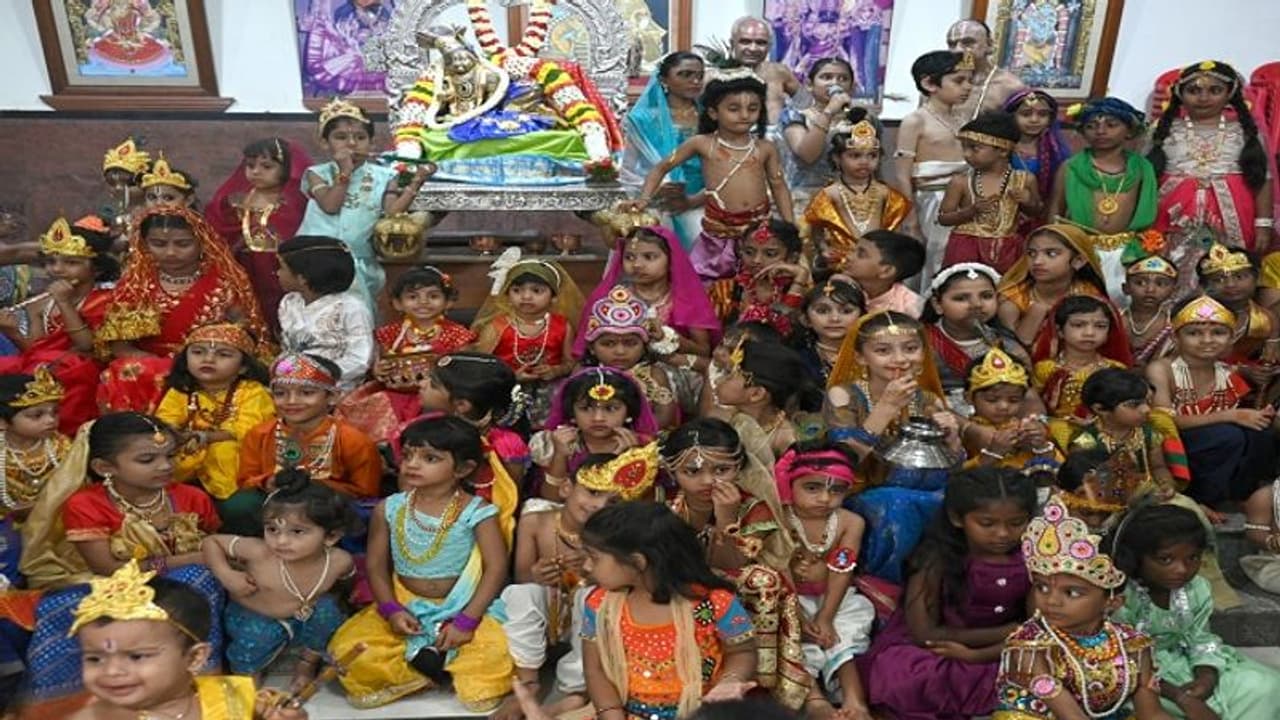 ಬೆಂಗಳೂರು: ಶ್ರೀ ಕೃಷ್ಣ ಜನ್ಮಾಷ್ಟಮಿ, ಬಾಲ ಕೃಷ್ಣನ ವೇಶ ಧರಿಸಿ ಸಂಭ್ರಮಪಟ್ಟ ಪುಟಾಣಿಗಳು..!
