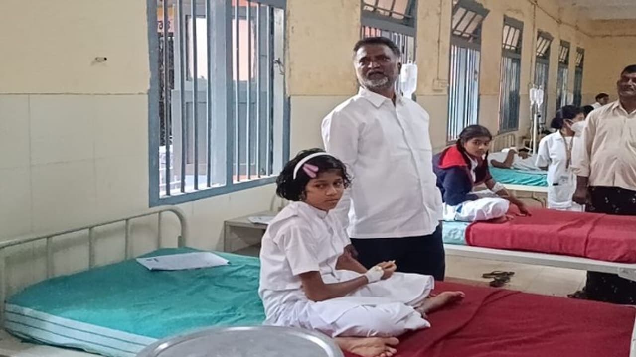 ದಾವಣಗೆರೆ: ವಿಷಪೂರಿತ ಆಹಾರ ಸೇವಿಸಿ 38 ಮಕ್ಕಳು ಅಸ್ವಸ್ಥ, ವಸತಿ ಶಾಲೆಯ ಅವ್ಯವಸ್ಥೆ ಕಂಡು ಅಧಿಕಾರಿಗಳಿಗೆ ತರಾಟೆ ದಾವಣಗೆರೆ: ವಿಷಪೂರಿತ ಆಹಾರ ಸೇವಿಸಿ 38 ಮಕ್ಕಳು ಅಸ್ವಸ್ಥ, ವಸತಿ ಶಾಲೆಯ ಅವ್ಯವಸ್ಥೆ ಕಂಡು ಅಧಿಕಾರಿಗಳಿಗೆ ತರಾಟೆ