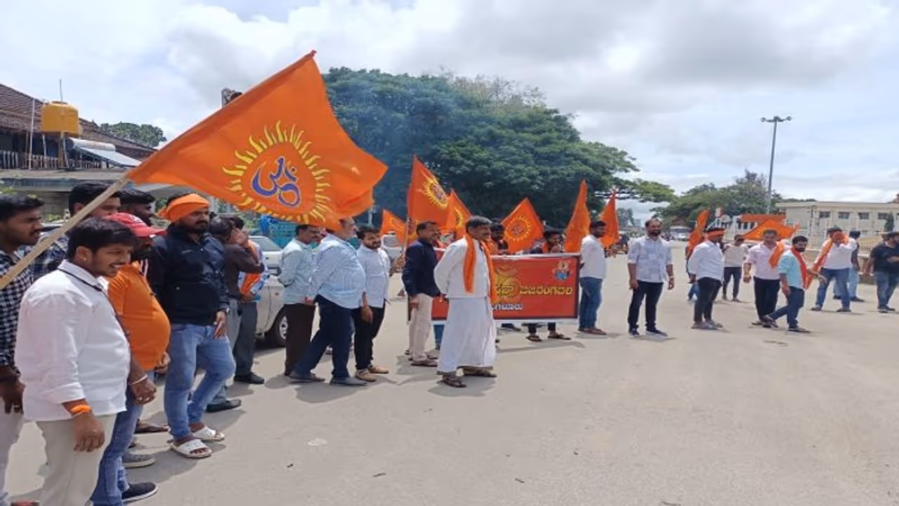 ಚಿಕ್ಕಮಗಳೂರು: ಸನಾತನ ಧರ್ಮ ಹೇಳಿಕೆ ಖಂಡಿಸಿ ಉದಯನಿಧಿ ಪ್ರತಿಕ್ರತಿ ದಹಿಸಿ ಪ್ರತಿಭಟನೆ ಚಿಕ್ಕಮಗಳೂರು: ಸನಾತನ ಧರ್ಮ ಹೇಳಿಕೆ ಖಂಡಿಸಿ ಉದಯನಿಧಿ ಪ್ರತಿಕ್ರತಿ ದಹಿಸಿ ಪ್ರತಿಭಟನೆ