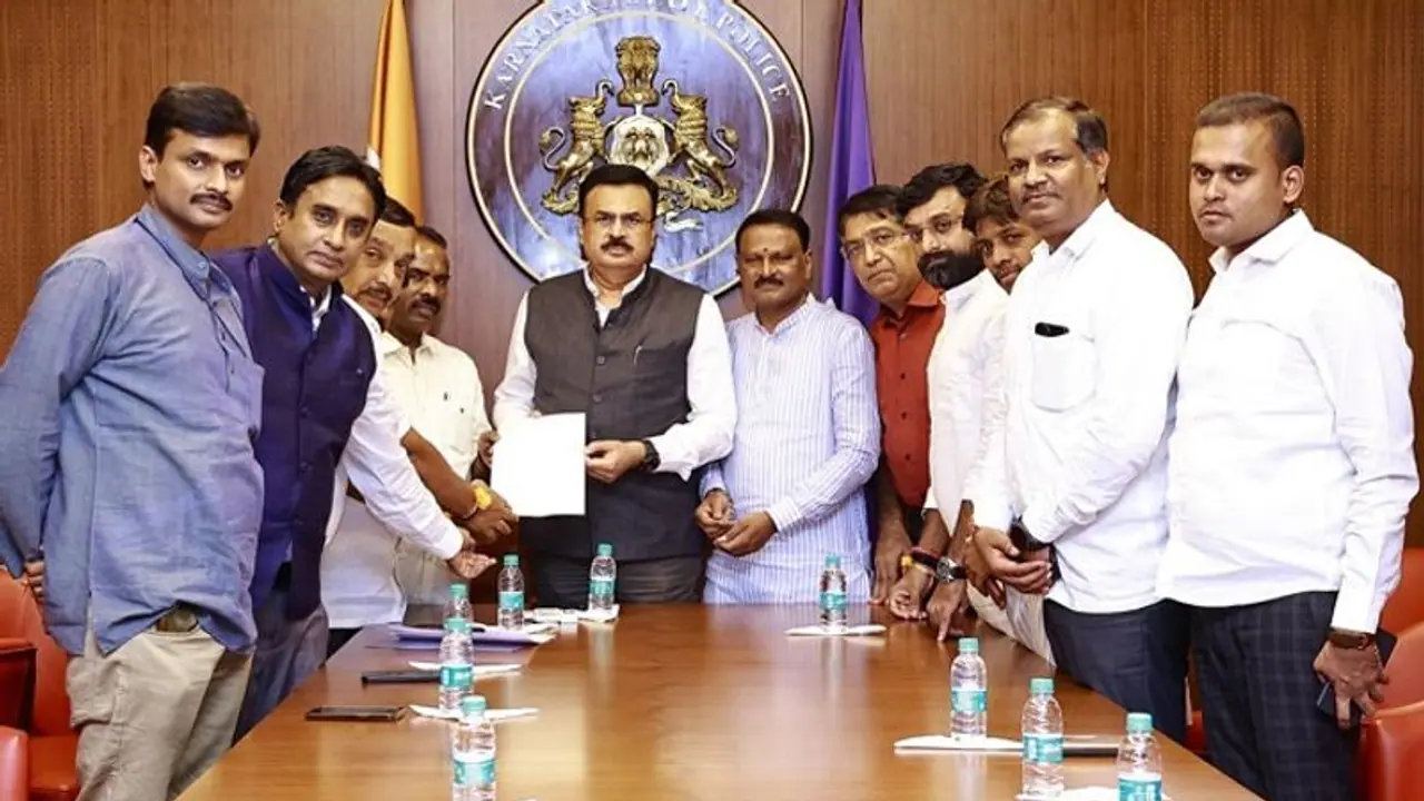 ಕಾಂಗ್ರೆಸ್ಸಿಂದ ಸುಳ್ಳು ಕೇಸ್ ಕಿರುಕುಳ: ಡಿಜಿಪಿ ಅಲೋಕ್ಗೆ ಬಿಜೆಪಿ ದೂರು ಕಾಂಗ್ರೆಸ್ಸಿಂದ ಸುಳ್ಳು ಕೇಸ್ ಕಿರುಕುಳ: ಡಿಜಿಪಿ ಅಲೋಕ್ಗೆ ಬಿಜೆಪಿ ದೂರು