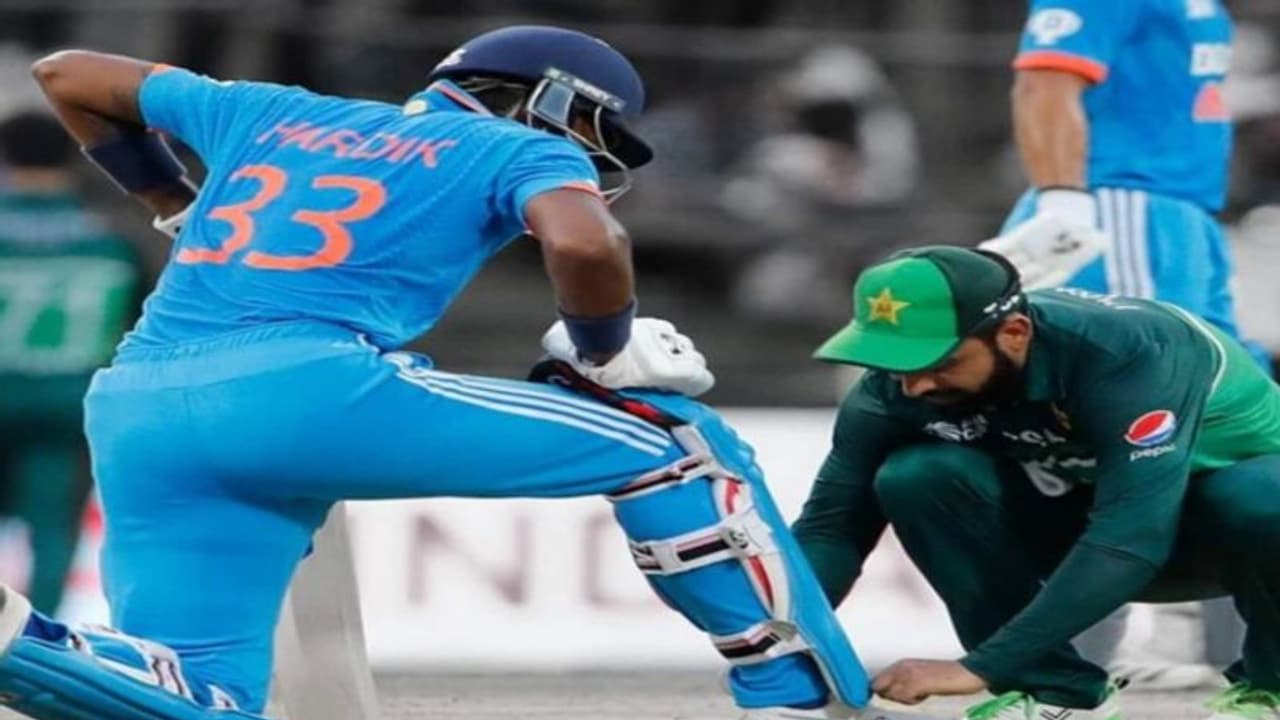 IND vs PAK: ஹர்திக் பாண்டியா ஷூ லேஸை கட்டிவிட்ட ஷதாப் கான்; பாராட்டு தெரிவித்து நடிகை இன்ஸ்டாவில் பதிவு! IND vs PAK: ஹர்திக் பாண்டியா ஷூ லேஸை கட்டிவிட்ட ஷதாப் கான்; பாராட்டு தெரிவித்து நடிகை இன்ஸ்டாவில் பதிவு!