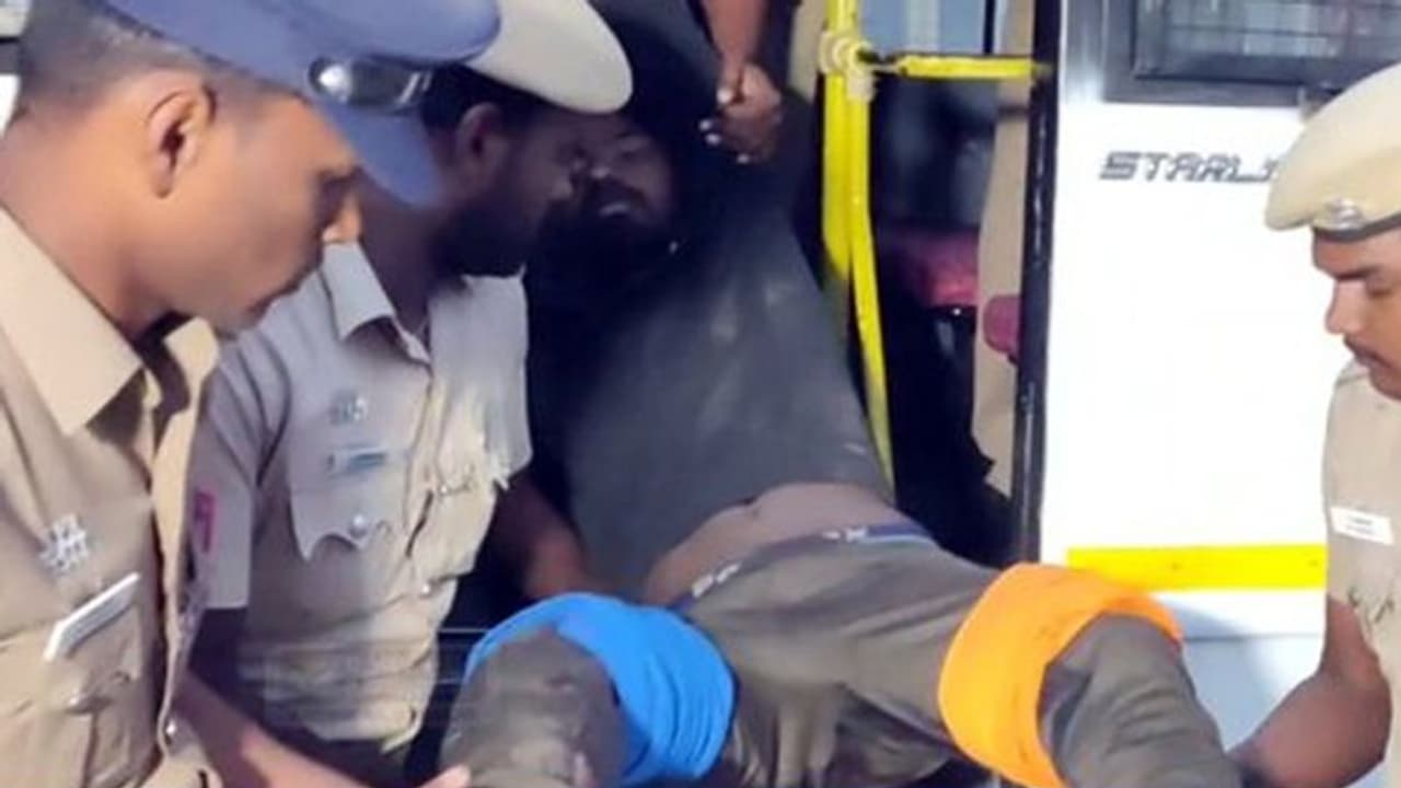 தமிழகத்தை அதிரவைத்த பல்லடம் கொலை வழக்கு.. முக்கிய குற்றவாளிக்கு இரண்டு கால்களும் முறிந்தது.. நடந்தது என்ன? தமிழகத்தை அதிரவைத்த பல்லடம் கொலை வழக்கு.. முக்கிய குற்றவாளிக்கு இரண்டு கால்களும் முறிந்தது.. நடந்தது என்ன?