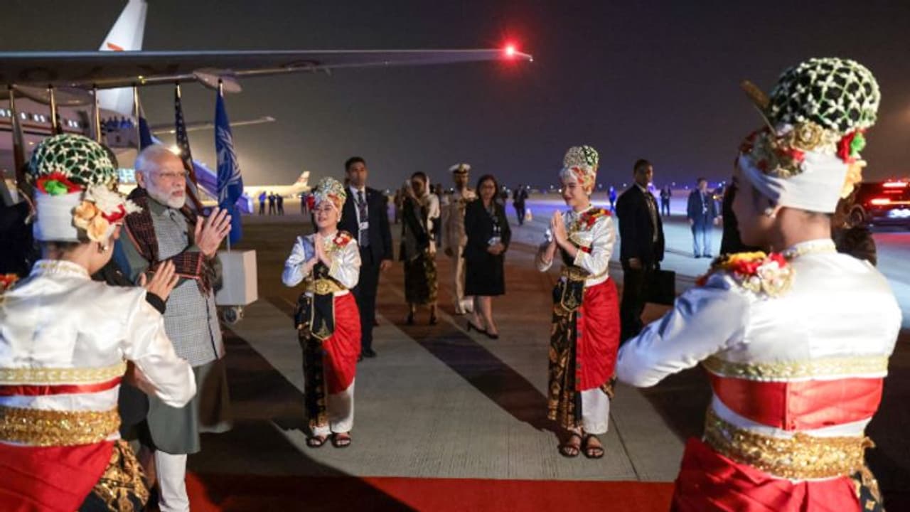 പ്രധാനമന്ത്രി നരേന്ദ്ര മോദി ഇന്തോനേഷ്യയിൽ, ആസിയാൻ ഇന്ത്യ, ഈസ്റ്റ് ഏഷ്യാ ഉച്ചകോടികളിൽ പങ്കെടുക്കും