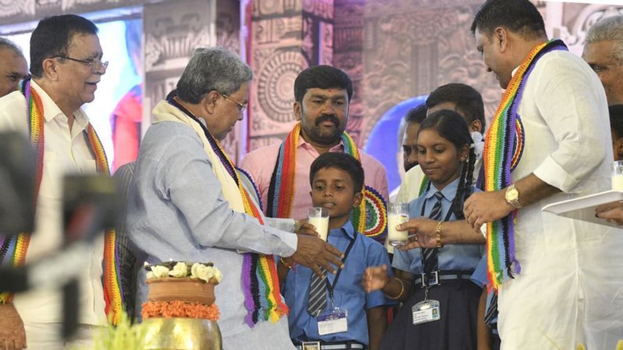 ನಮ್ಮ ಸರ್ಕಾರದ ಕ್ಷೀರಭಾಗ್ಯ ಯೋಜನೆಗೆ ಅಂತಾರಾಷ್ಟ್ರೀಯ ಮನ್ನಣೆ: ಸಿಎಂ ಸಿದ್ಧರಾಮಯ್ಯ ನಮ್ಮ ಸರ್ಕಾರದ ಕ್ಷೀರಭಾಗ್ಯ ಯೋಜನೆಗೆ ಅಂತಾರಾಷ್ಟ್ರೀಯ ಮನ್ನಣೆ: ಸಿಎಂ ಸಿದ್ಧರಾಮಯ್ಯ