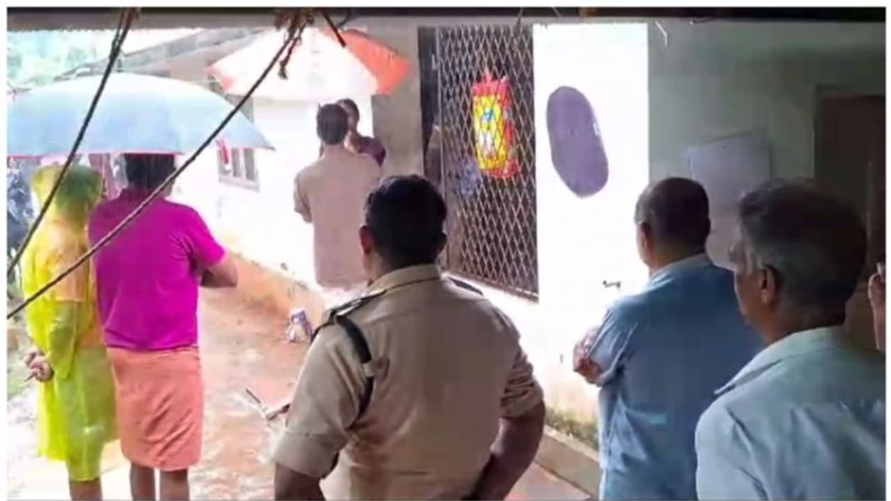 നെടുമ്പാശ്ശേരിയിൽ മൂന്നംഗ കുടുംബം വീട്ടിൽ മരിച്ച നിലയിൽ 