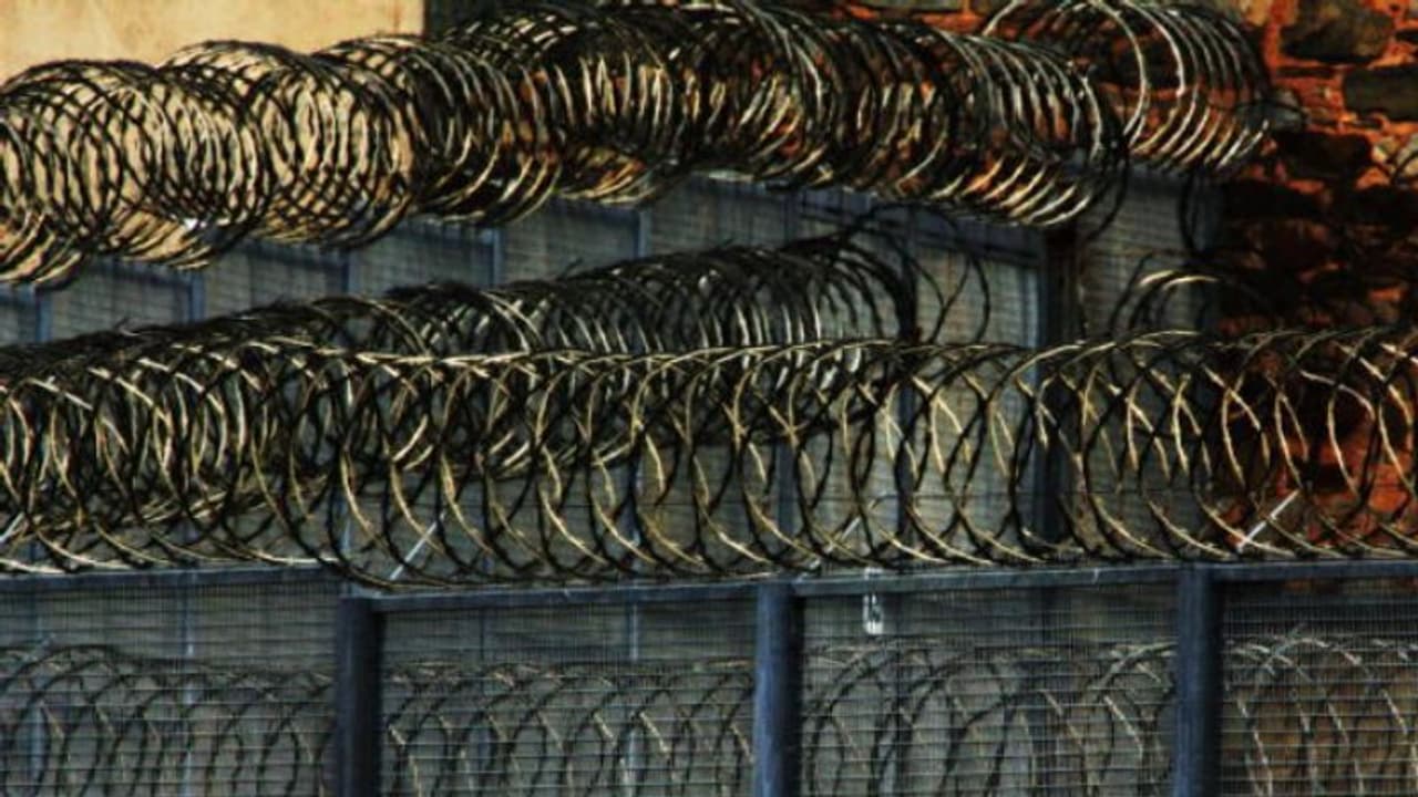 റേസർ വയറുകൾ മറികടന്നത് 'ഞണ്ട് നടത്ത'ത്തിലൂടെ, കൊലപാതകിയെ ജയിൽചാടാൻ സഹായിച്ചത് മലകയറാനുള്ള പരിശീലനം റേസർ വയറുകൾ മറികടന്നത് 'ഞണ്ട് നടത്ത'ത്തിലൂടെ, കൊലപാതകിയെ ജയിൽചാടാൻ സഹായിച്ചത് മലകയറാനുള്ള പരിശീലനം