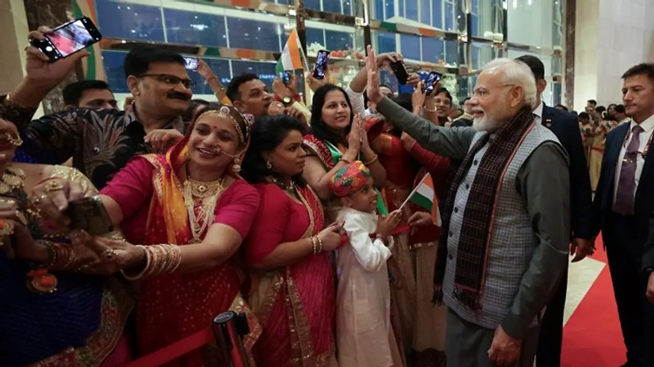 ఇండోనేషియాలో ప్రధానికి ఘన స్వాగతం.. వందేమాతరం, మోడీ నినాదాలతో.. షేక్ హ్యాండ్స్ ఇచ్చేందుకు ఎగబడ్డ జనం.. ఇండోనేషియాలో ప్రధానికి ఘన స్వాగతం.. వందేమాతరం, మోడీ నినాదాలతో.. షేక్ హ్యాండ్స్ ఇచ్చేందుకు ఎగబడ్డ జనం..