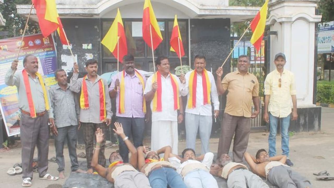 ತಮಿಳುನಾಡಿಗೆ ಕಾವೇರಿ ನೀರು: ಹೊಟ್ಟೆ ಮೇಲೆ ತಣ್ಣೀರು ಬಟ್ಟೆ ಹಾಕಿಕೊಂಡು ಪ್ರತಿಭಟನೆ