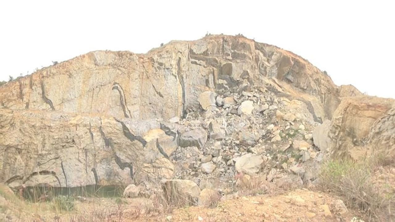 ಮತ್ತೆ ಮುನ್ನಲೆಗೆ ಬಂತೂ ಮಡಹಳ್ಳಿ ಗುಡ್ಡ ಕುಸಿತ ಪ್ರಕರಣ: ಗಣಿಗಾರಿಕೆ ಆರಂಭಿಸಲು ಲಾಬಿ!