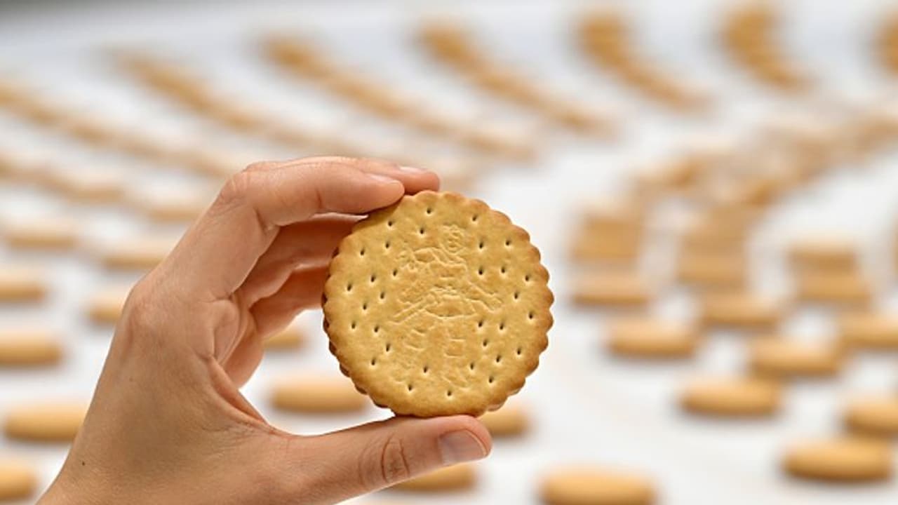 ബിസ്ക്കറ്റ് പാക്കറ്റിൽ ഒരെണ്ണം കുറവ്; ഉപഭോക്താവിന് നഷ്ടപരിഹാരമായി ഒരു ലക്ഷം രൂപ നൽകാന്‍ വിധി !
