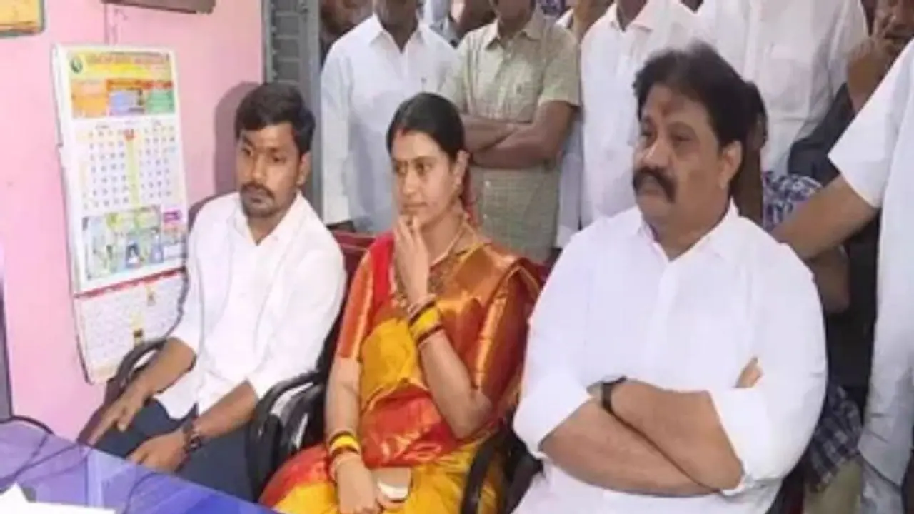 కులాంతర వివాహం.. దగ్గరుండి కూతురి ప్రేమ పెళ్లి జరిపించిన వైసీపీ ఎమ్మెల్యే.. కులాంతర వివాహం.. దగ్గరుండి కూతురి ప్రేమ పెళ్లి జరిపించిన వైసీపీ ఎమ్మెల్యే..