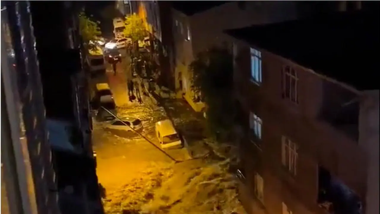 WATCH: Dramatic videos of car floating, water gushing in Istanbul streets amid massive flood go viral WATCH: Dramatic videos of car floating, water gushing in Istanbul streets amid massive flood go viral