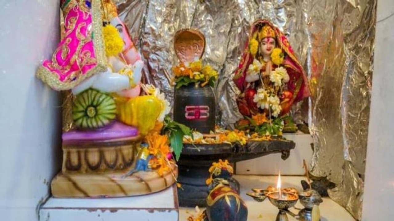 കാമുകിയുമായി വിവാഹം നടക്കണേ എന്ന് പ്രാർത്ഥന, ഒരുമാസം ക്ഷേത്രത്തിൽ പോയിട്ടും നടന്നില്ല, ശിവലിംഗം മോഷ്ടിച്ചു കാമുകിയുമായി വിവാഹം നടക്കണേ എന്ന് പ്രാർത്ഥന, ഒരുമാസം ക്ഷേത്രത്തിൽ പോയിട്ടും നടന്നില്ല, ശിവലിംഗം മോഷ്ടിച്ചു