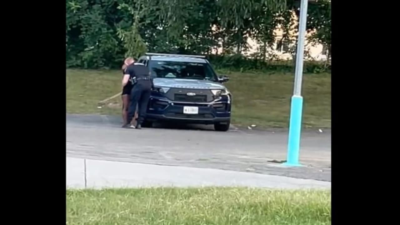 கிஸ் அடித்து பெண்ணை காருக்குள் ஏற்றி கசமுசா: போலீஸ் அதிகாரி சஸ்பெண்ட்! கிஸ் அடித்து பெண்ணை காருக்குள் ஏற்றி கசமுசா: போலீஸ் அதிகாரி சஸ்பெண்ட்!