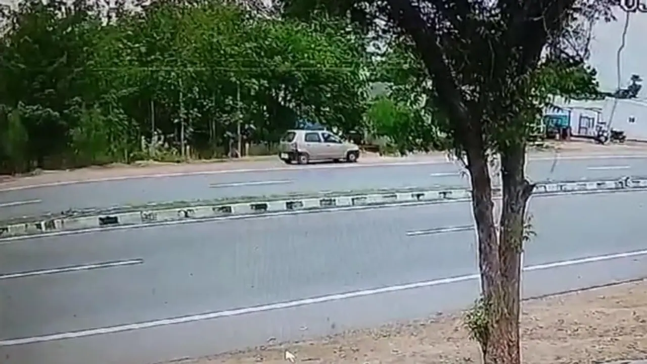 ஓரமா நடந்துபோனது ஒரு குத்தமா? குடிச்சிட்டு வந்து இப்படியா பன்னுவீங்க பொதுமக்கள் குமுறல் ஓரமா நடந்துபோனது ஒரு குத்தமா? குடிச்சிட்டு வந்து இப்படியா பன்னுவீங்க பொதுமக்கள் குமுறல்