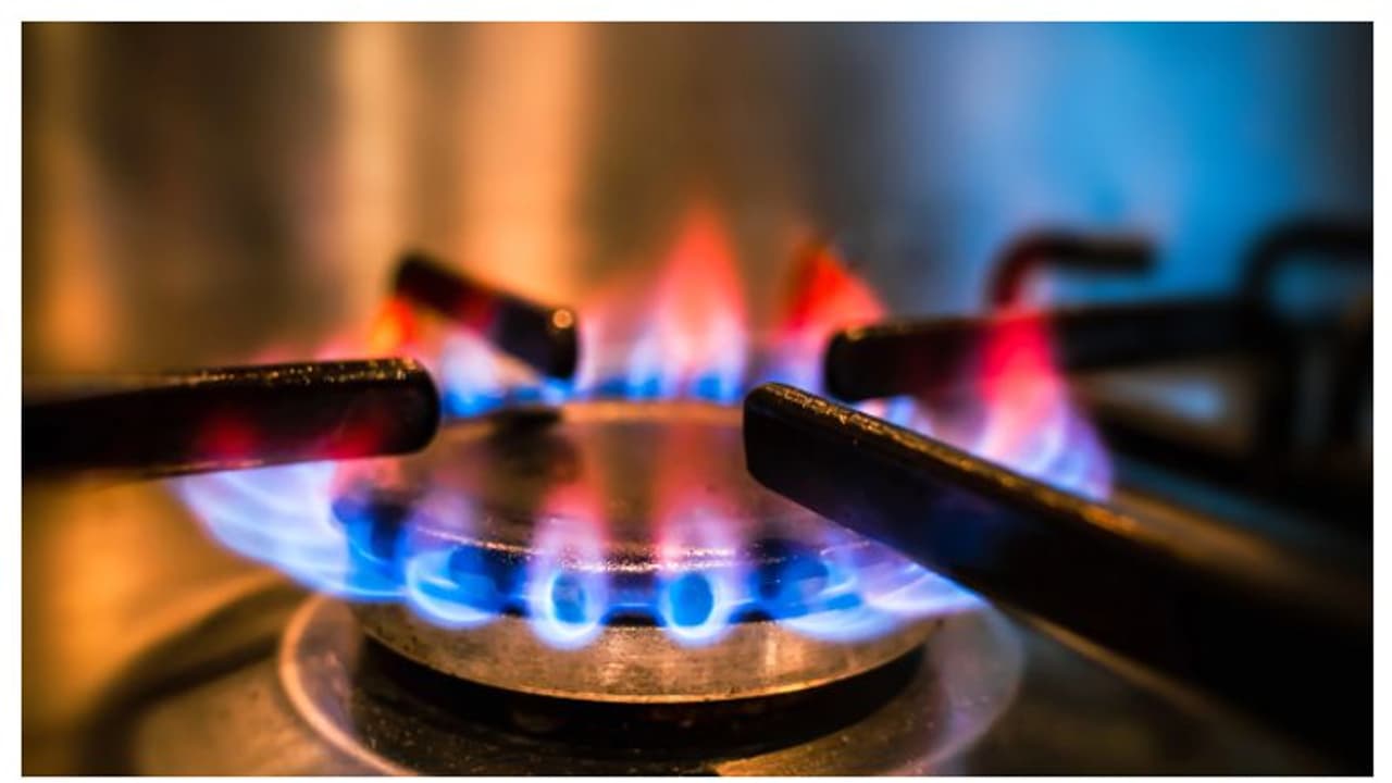 ഗ്യാസിൽ നിന്ന് തീ പടർന്ന് സഹോദരിമാർക്ക് ദാരുണാന്ത്യം ഗ്യാസിൽ നിന്ന് തീ പടർന്ന് സഹോദരിമാർക്ക് ദാരുണാന്ത്യം