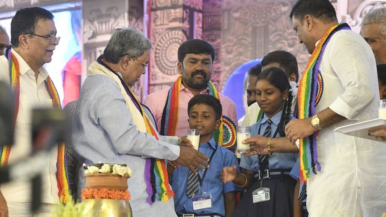 ಕ್ಷೀರಭಾಗ್ಯ ಯೋಜನೆಗೆ ಅಂತಾರಾಷ್ಟ್ರೀಯ ಮನ್ನಣೆ: ಮಕ್ಕಳಿಗೆ ಹಾಲು ಕುಡಿಸಿದ ಸಿಎಂ ಸಿದ್ದರಾಮಯ್ಯ! ಕ್ಷೀರಭಾಗ್ಯ ಯೋಜನೆಗೆ ಅಂತಾರಾಷ್ಟ್ರೀಯ ಮನ್ನಣೆ: ಮಕ್ಕಳಿಗೆ ಹಾಲು ಕುಡಿಸಿದ ಸಿಎಂ ಸಿದ್ದರಾಮಯ್ಯ!