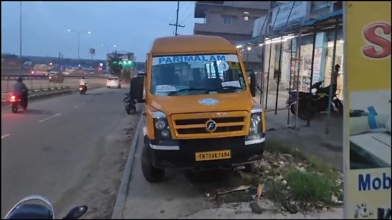 50 மாணவர்களை காப்பாற்றிவிட்டு தன் உயிரை இழந்த தனியார் பள்ளி பேருந்து ஓட்டுநர்