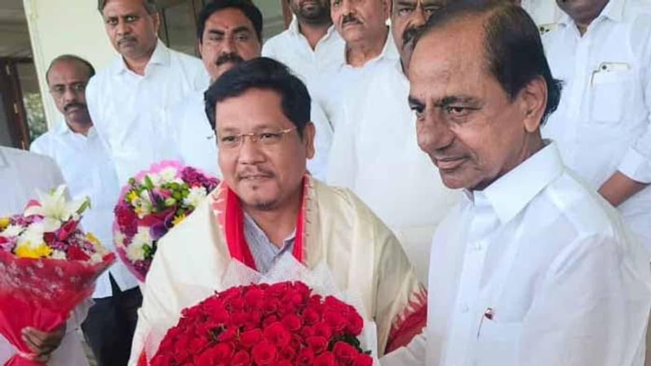 కేసీఆర్‌తో మేఘాలయ సీఎం కాన్రాడ్ సంగ్మా భేటీ: పలు అంశాలపై చర్చ