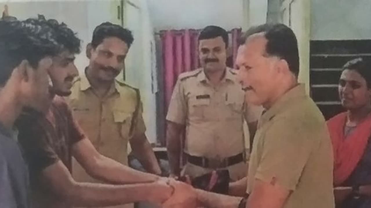 പൊലീസ് സ്റ്റേഷനില്‍ ആ കുട്ടികളെത്തിയത് അപ്രതീക്ഷിതമായി, കൈമാറിയത് കണ്ട് ഞെട്ടി പൊലീസ്! അഭിനന്ദനപ്രവാഹം 