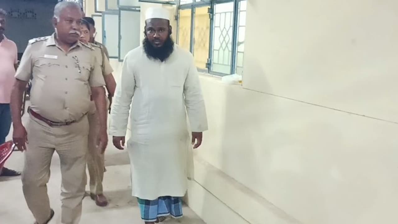 பொய் சொல்றதுக்கு ஒரு அளவு வேண்டாமா? தனது வீட்டில் தாமே பெட்ரோல் குண்டு வீசி நாடகமாடிய நபர் கைது பொய் சொல்றதுக்கு ஒரு அளவு வேண்டாமா? தனது வீட்டில் தாமே பெட்ரோல் குண்டு வீசி நாடகமாடிய நபர் கைது