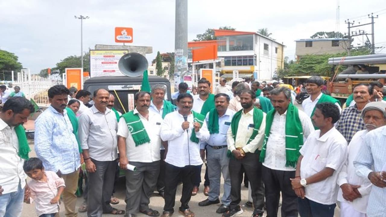 ಚಿಕ್ಕಮಗಳೂರು: ಮಳಲೂರು ಏತ ನೀರಾವರಿ ಯೋಜನೆಗೆ ಆಗ್ರಹಿಸಿ ಪ್ರತಿಭಟನೆ, ಜನಪ್ರತಿನಿಧಿಗಳ ವಿರುದ್ಧ ಆಕ್ರೋಶ ಚಿಕ್ಕಮಗಳೂರು: ಮಳಲೂರು ಏತ ನೀರಾವರಿ ಯೋಜನೆಗೆ ಆಗ್ರಹಿಸಿ ಪ್ರತಿಭಟನೆ, ಜನಪ್ರತಿನಿಧಿಗಳ ವಿರುದ್ಧ ಆಕ್ರೋಶ